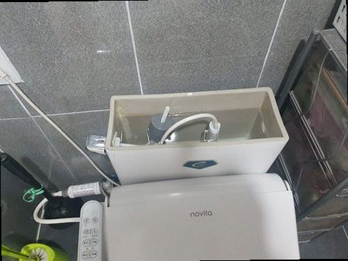 노원구 하계2동 하수구막힘 배수구 주변의 물 고임과 악취 발생 여부를 확인하는 모습