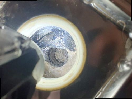 노원구 상계8동 하수구막힘 배관 내부 세척 후 물 흐름과 연결부 누수 여부를 확인하는 모습