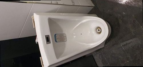 노원구 상계5동 하수구막힘 점검을 마친 뒤 배수 상태와 주변을 정리하는 모습