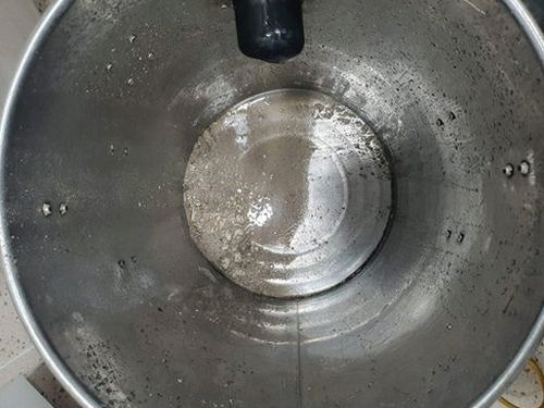 노원구 하수구막힘 배수구별 물의 흐름과 수위 변화를 확인하는 모습